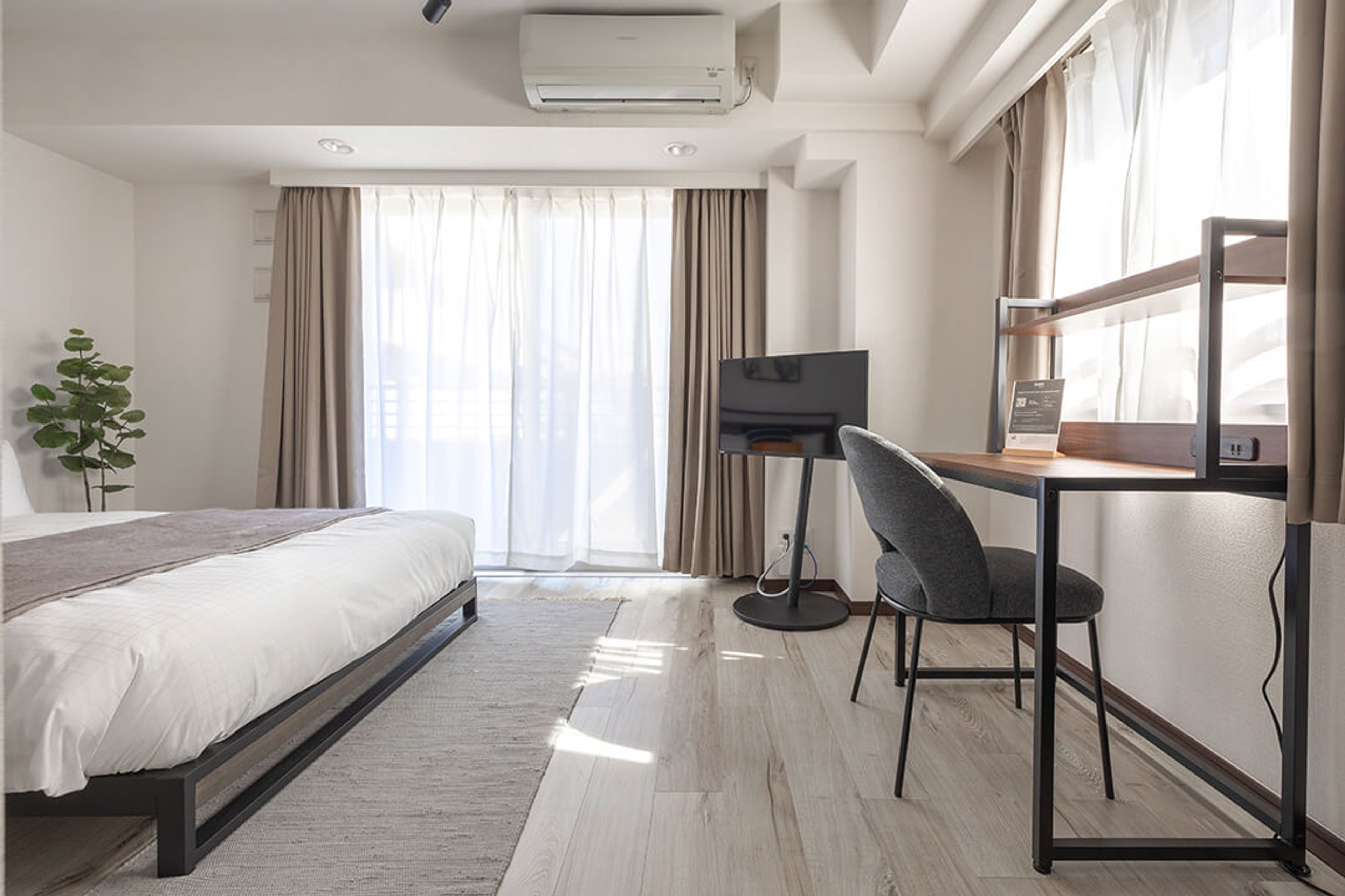 Large Studio with Balcony & Extra Window（1R）のイメージ